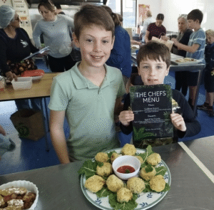 Tamariki sharing freshly prepared kai